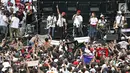 Grup band SLANK saat duet bersama penyanyi Oppie Andaresta tampil membawakan lagu dalam pagelaran Konser Putih Bersatu di Stadion GBK, Senayan, Jakarta, Sabtu (13/4). SLANK menciptakan lagu khusus Capres 01 Jokowi dengan judul #barengjokowi. (Fimela.com/Bambang Eros)