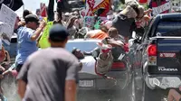 Mobil tabrak demonstran di Charlottesville, Virginia, Amerika Serikat. Nampak sejumlah korban terhempas ke udara akibat laju kencang mobil (AP)