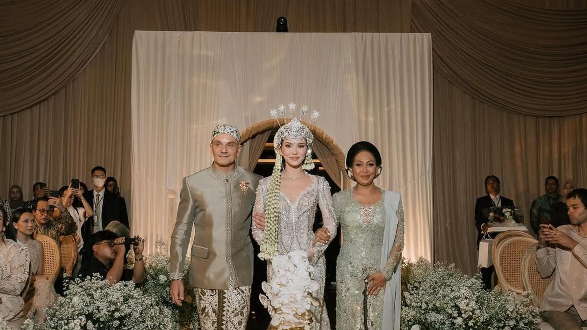 TOP 3: Potret Kebersamaan Orang Tua Alyssa Daguise yang Sudah Cerai hingga Detail Penampilan Mulan Jameela di Resepsi Al Ghazali