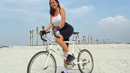 Perempuan yang akrab disapa pemersatu bangsa ini juga gemar berolahraga sepeda. Ia kerap abadikan momen saat gowes. Potret tante Ernie bahagia saat naik sepeda ini sukses tuai atensi. (Liputan6.com/IG/himynameysernie)