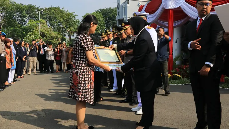 Wali Kota Surabaya Tri Rismaharini memberikan penghargaan kepada Aloysius Bayu Rendra dan korban bom di gereja Surabaya.