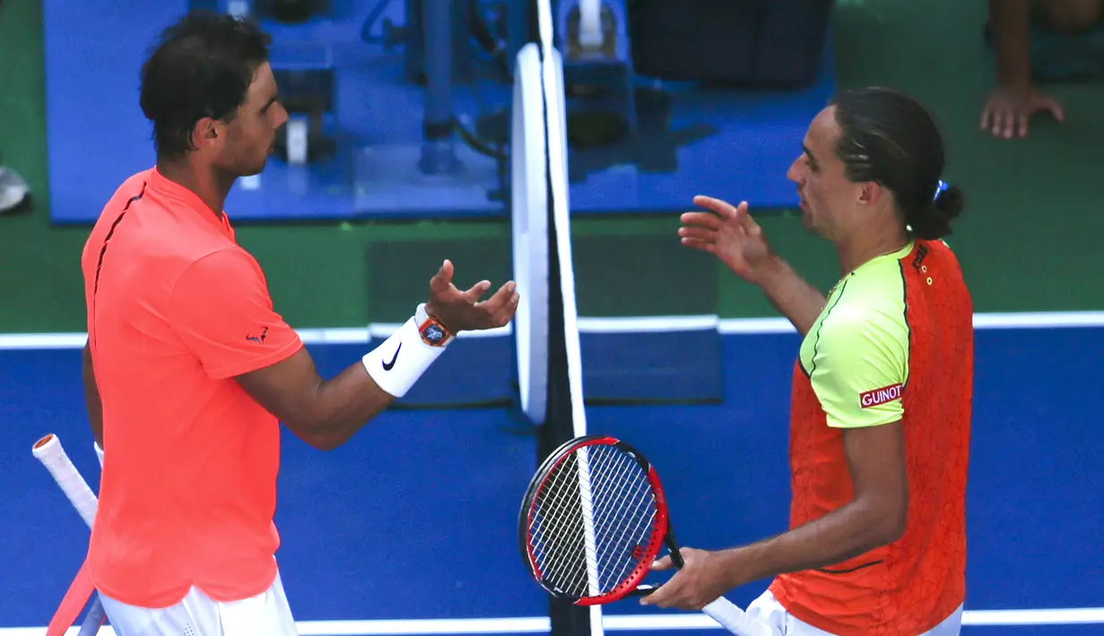 Petenis Spanyol, Rafael Nadal, bersalaman dengan petenis Ukraina, Alexandr Dolgopolov, pada turnamen AS Terbuka 2017 di New York, Senin (4/9/2017). Nadal menang 6-2, 6-4, 6-1 atas Alexandr Dolgopolov. (AP/Jason Decrow)