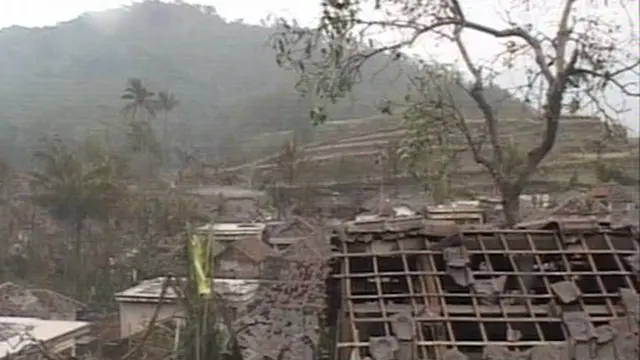 [VIDEO] Abu Setebal 50 centimer, Atap Rumah Dusun Munjung Jebol