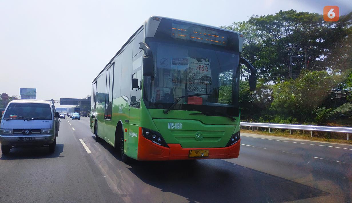 Transjakarta juga menggunakan sasis bus produksi Jerman yakni Mercedes-Benz. Sasis yang digunakan salah satunya adalah Mercedes-Benz OH 1626 Matic. Sasis ini dibekali dengan mesin OM 906 LA yang mampu menghasilkan tenaga hingga 260Hp dengan torsi hingga 950Nm.