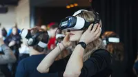 Dengan membayar Rp 184 ribu, penonton akan memasuki teater, duduk di kursi dan disuguhkan Samsung Gear VR serta headphone Seinnheiser HD 201