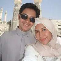 Shenina Cinnamon dan Angga Yunanda rayakan hIdul Fitri di Tanah Suci. [Foto: Instagram/ Shenina Cinnamon]