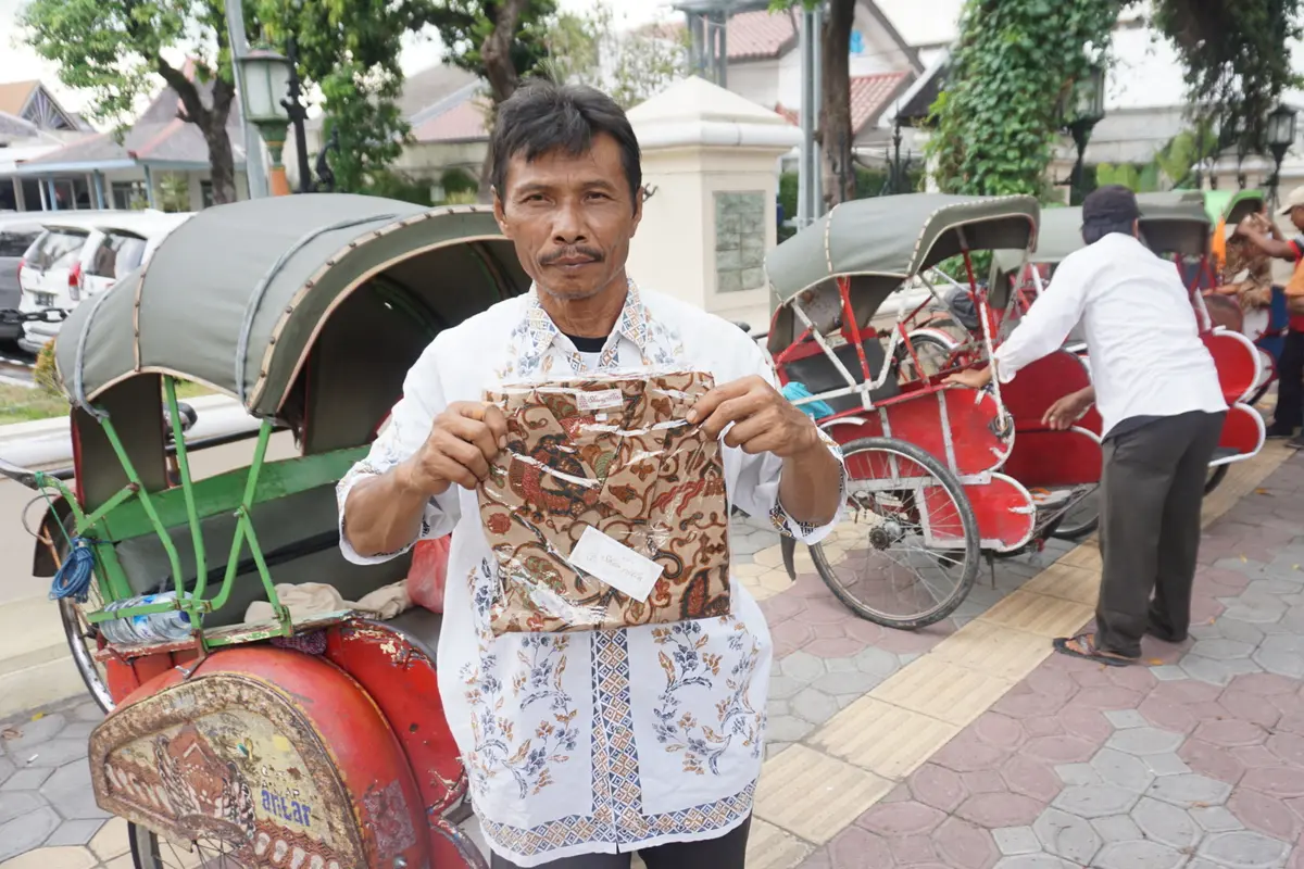 Aturan Berbusana Tukang Becak Pengantar Tamu Resepsi Kahiyang Ayu