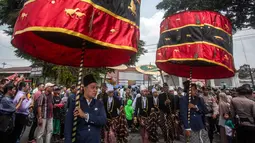 Melalui simbol-simbol yang dihadirkan, tradisi ini mengajarkan nilai kebersamaan, berbagi rezeki, serta hubungan harmonis antara pemimpin dan rakyat. (DEVI RAHMAN/AFP)