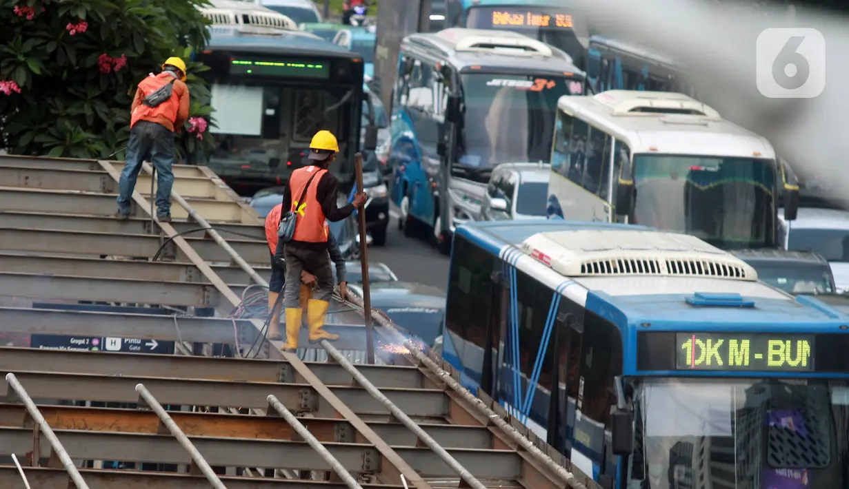 Tak hanya revitalisasi, PT Transjakarta juga akan membangun empat halte di koridor 14, yaitu di Halte Tanah Tinggi, Benyamin Sueb, Danau Sunter Barat A dan Danau Sunter Barat B. (Liputan6.com/Johan Tallo)
