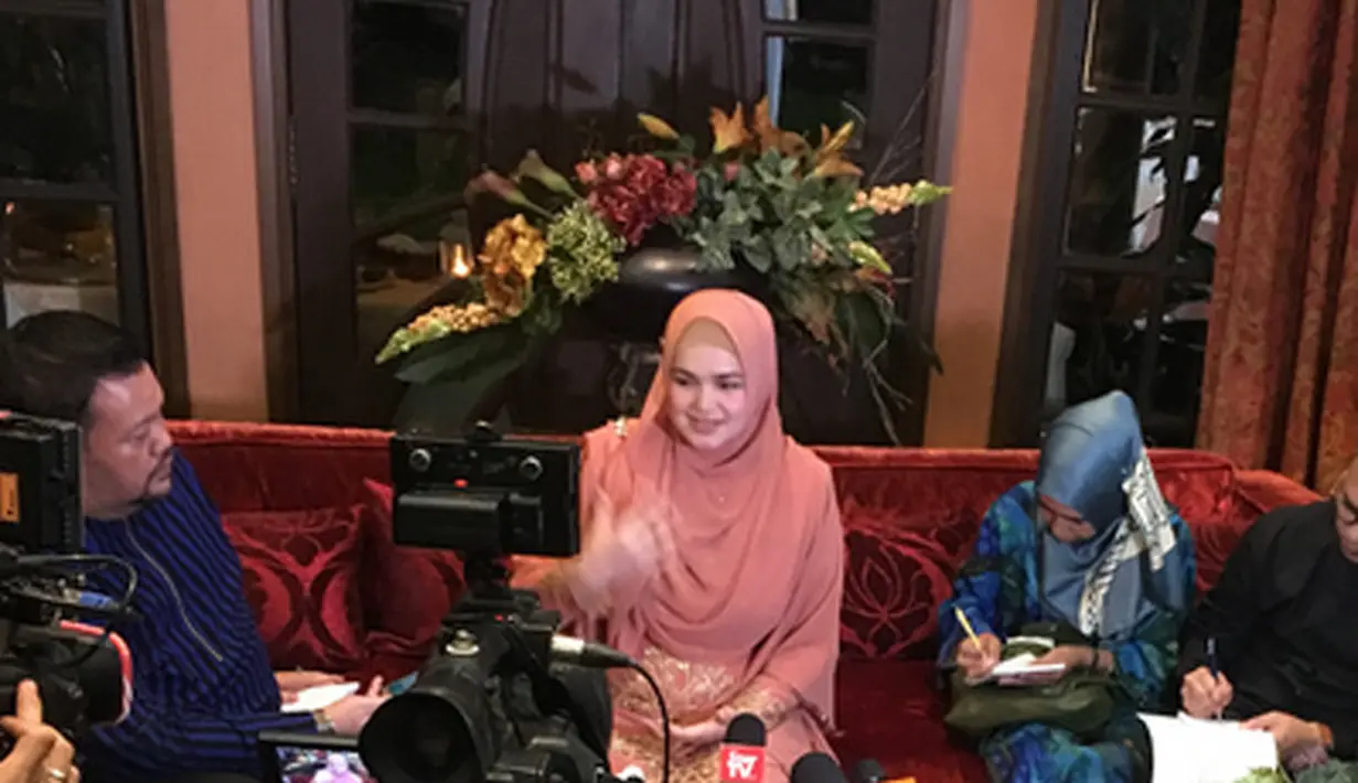 Kabar bahagia dari penyanyi Malaysia Siti Nurhaliza. Istri dari Datuk Seri Khalid itu kini mengandung  buah cintanya. Kehadiran calon anak pertamanya ini di nantikan Siti dan suami sejak 11 tahun lamanya. (Instagram/ctdk)