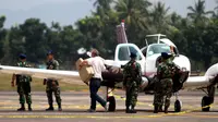 Rabu (22/10/14), Pesawat Australia dari Darwin dengan tujuan Cebu, Filipina, dipaksa mendarat di Bandara Internasional Sam Ratulangi, Manado, Sulawesi Utara karena melanggar wilayah Indonesia. (Antara Foto)