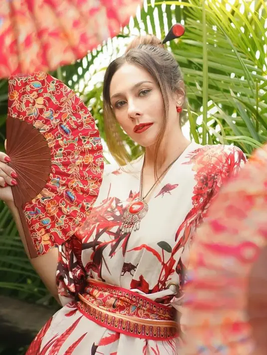 Fotografer Tyo Juliasmono berhasil mengabadikan potret Wulan Guritno dengan sangat apik. [@theomono/@wulanguritno].