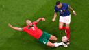 Pemain Maroko, Sofyan Amrabat (kiri) melakukan tekel untuk merebut bola dari pemain Prancis, Kylian Mbappe pada laga semifinal Piala Dunia 2022 Qatar di Al-Bayt Stadium, Al Khor, 14 Desember 2022. (AFP/Antonin Thullier)