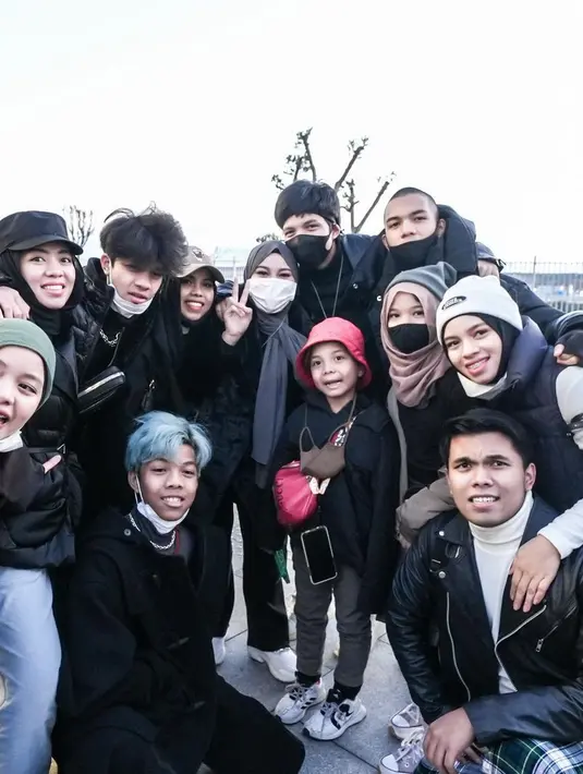 Momen Atta Halilintar lengkap dengan adik-adik dan istrinya. Semuanya kompak mengenakan outfit bernuansa hitam dan putih dengan sentuhan warna-warna netral, seperti hijau pastel, cokelat, dan putih gading. Foto: Instagram.