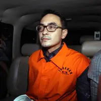 Ekspresi tersangka Gubernur Jambi Zumi Zola usai menjalani pemeriksan di Gedung KPK, Jakarta, Senin (9/4). KPK menyebut Zumi diduga menerima gratifikasi bersama-sama dengan Plt Kadis PUPR Provinsi Jambi nonaktif Arfan. (Merdeka.com/Dwi Narwoko)