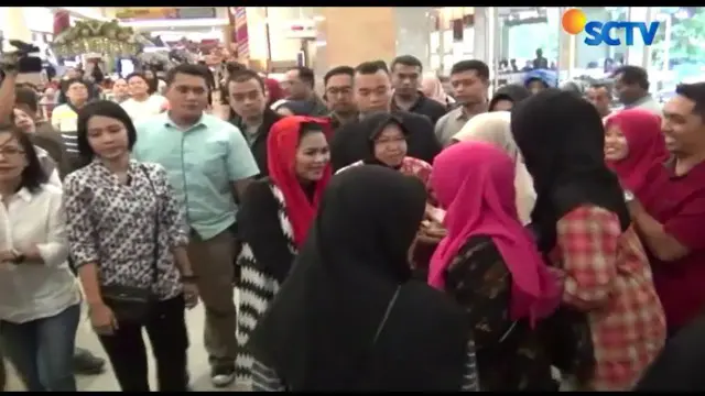 Usai menyapa warga, Puti dan Risma buka puasa bersama dengan warga Surabaya yang ada di mal.