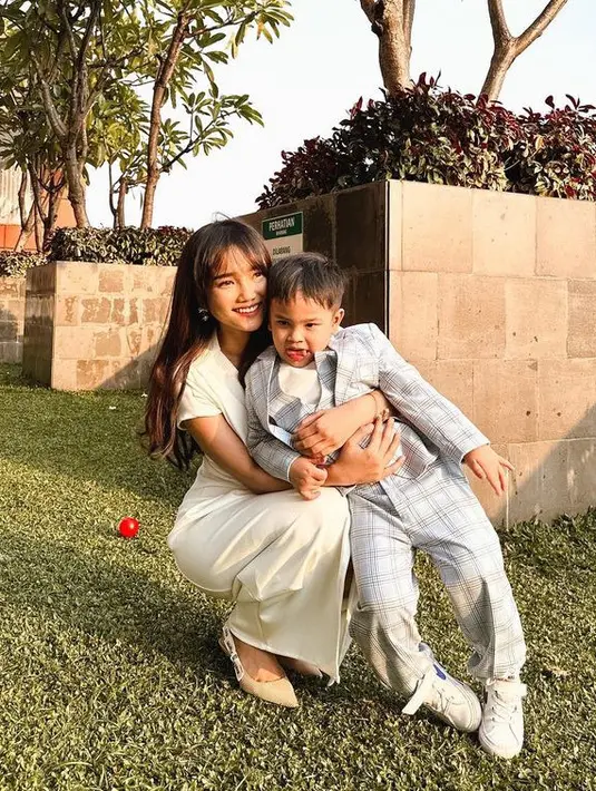 Fuji tampil dengan rambut yang digerai membuat tampilannya semakin elegan. Dengan riasan wajah glam mengaplikasikan lipstik merah nya. [@fuji_an]