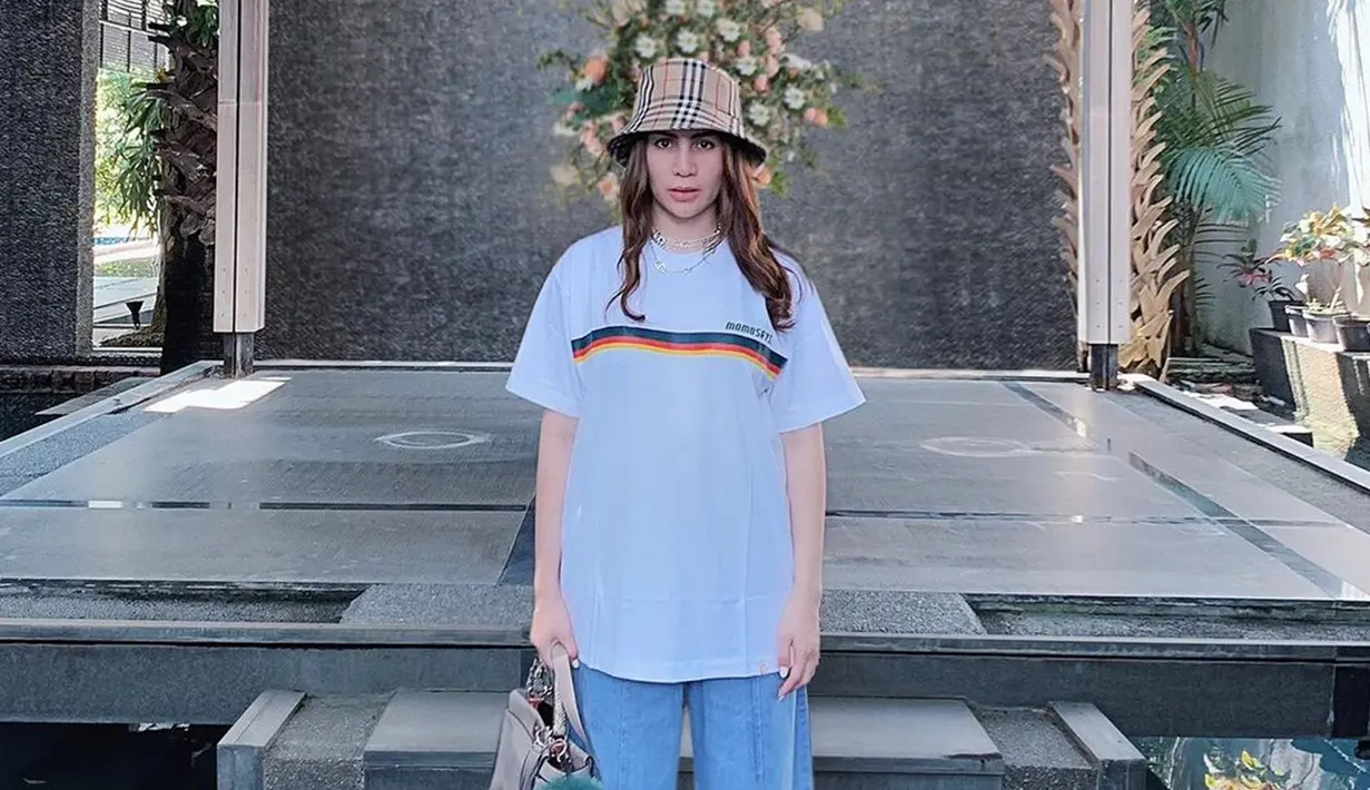 Penampilan wanita pemilik nama Narova Morina Sinaga ini selalu mencuri perhatian publik sejak aktif di dunia entertain hingga menjadi ibu dua anak. Gaya busananya yang terkesan santai ini pun hanya ia lengkapi menggunakan bucket hat. (Liputan6.com/IG/@therealmomogeisha)