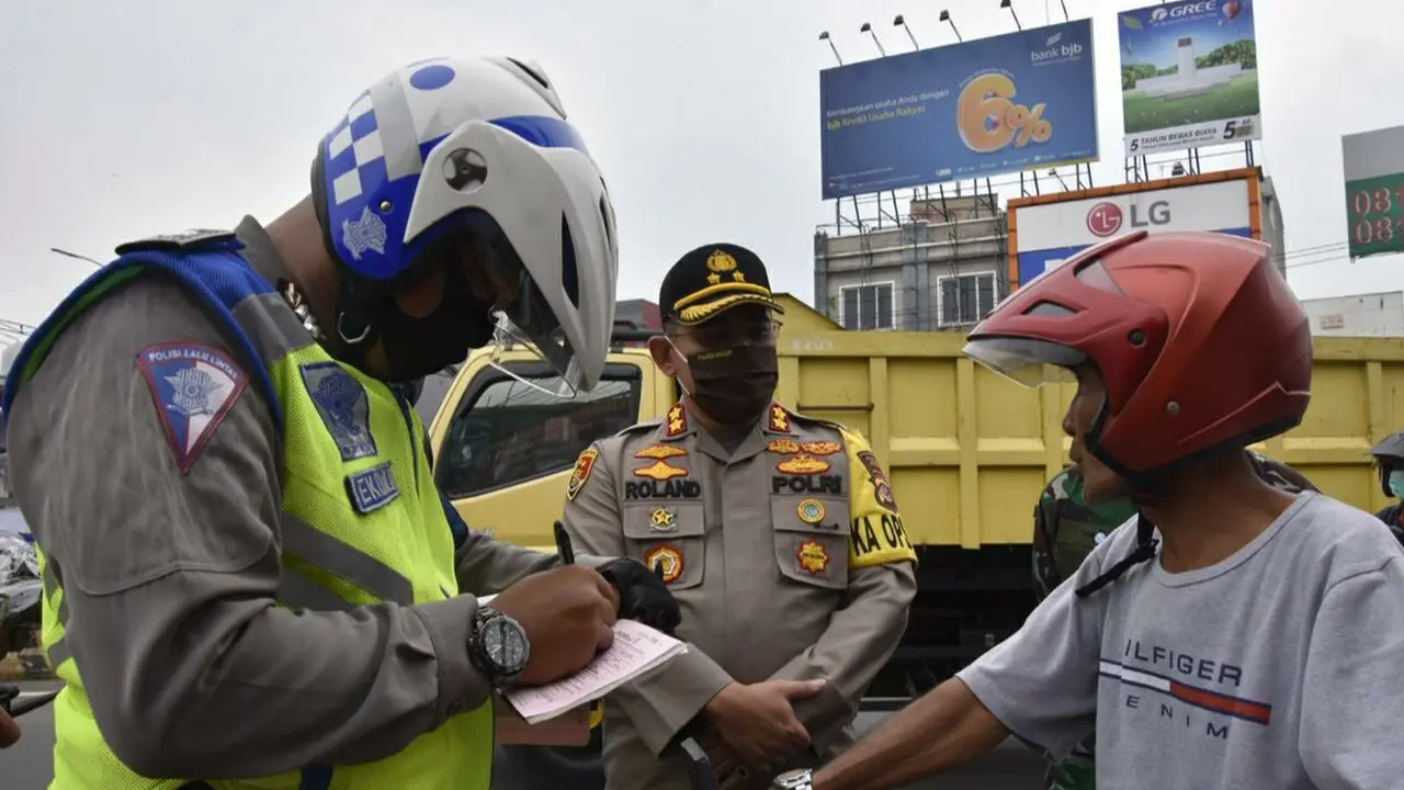 Polisi mendata ada 10 pengendara yang kena sanksi di hari pertama pemberlakuan Pembatasan Sosial Berskala Besar (PSBB) di Kabupaten Bogor, Jawa Barat, Rabu (15/04/2020). (Liputan6.com/Achmad Sudarno)