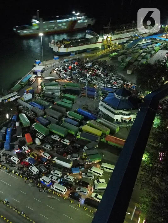 Foto udara kendaraan pemudik tujuan Sumatera antre memasuki kapal Roro di Pelabuhan Merak, Banten, Rabu (5/5/2019) dini hari. Satu hari sebelum larangan mudik diberlakukan pada 6 Mei 2021, para pemudik yang akan menuju Pulau Sumatera mulai memadati Pelabuhan Merak. (Liputan6.com/Herman Zakharia)