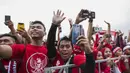 Suporter menyambut kedatangan Timnas Indonesia di Stadion MPS, Selangor, Selasa (22/8/2017). Indonesia akan menghadapi Vietnam pada  laga keempat Grup B SEA Games 2017. (Bola.com/Vitalis Yogi Trisna)
