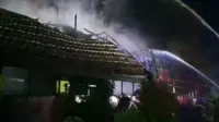 Kebakaran hebat melanda gedung SDN 9 Langkai Palangka Raya, Kalteng, yang berlokasi di Jalan Nyai Balau, Senin malam (25/7/2023). (Liputan6.com/ Dok Ist)