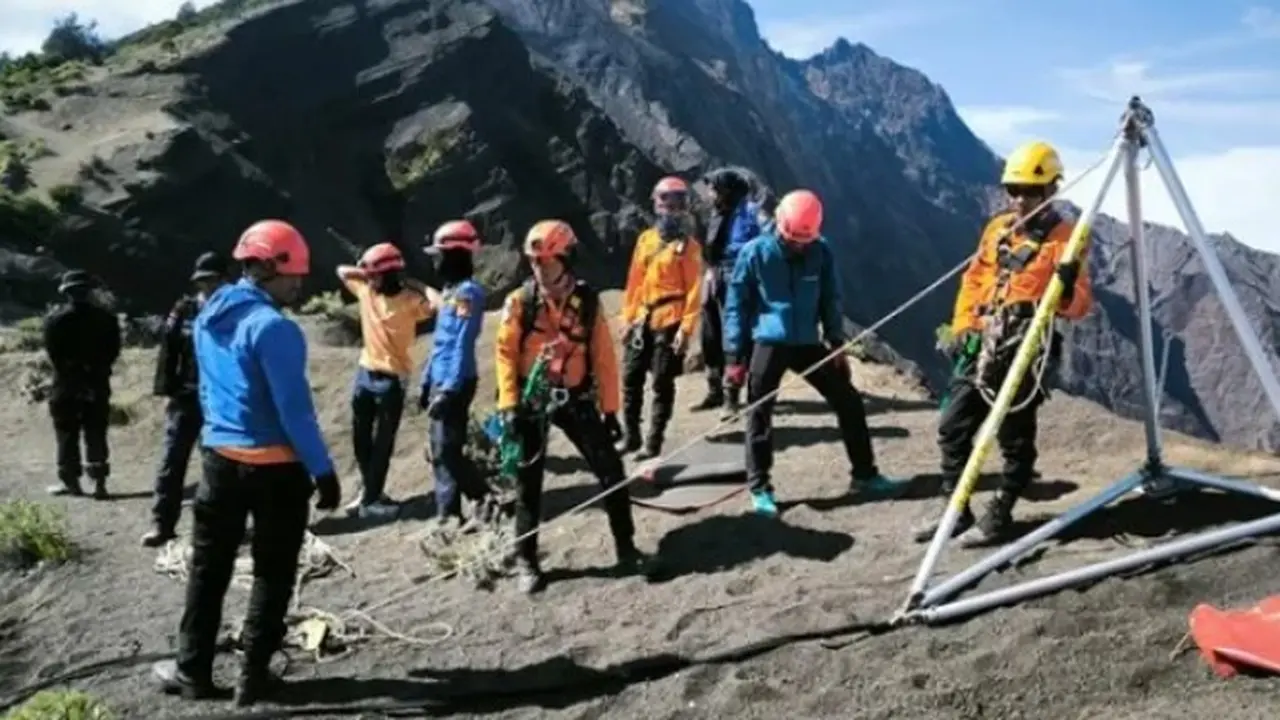 Posisi Pendaki Brasil yang Jatuh di Gunung Rinjani Terpantau Melalui Drone. foto: WAG Rescue Team. (dok.Instagram @btn_gn_rinjani/https://www.instagram.com/p/DLPavwzz7Xd/)