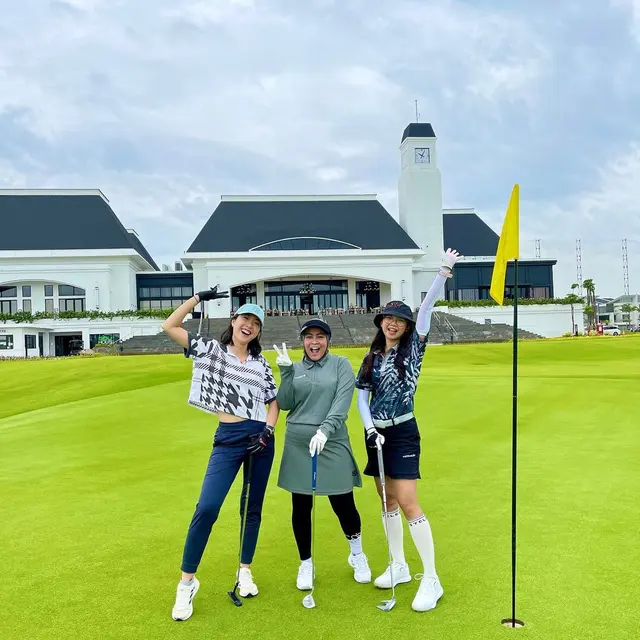 7 Gaya Penampilan Astrid Kuya saat Main Golf, Curi Perhatian