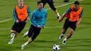 Bintang Real Madrid, Cristiano Ronaldo, menggiring bola saat latihan di Stadion NY University Abu Dhabi, UAE, Senin (11/12/2017). Los Blancos bersiap jelang semifinal FIFA Club World Cup. (AFP/Giuseppe Cacace)