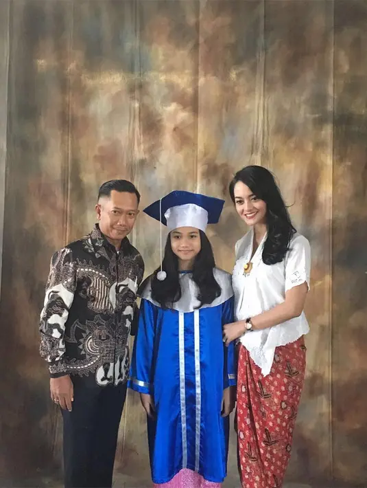 Mantan pasangan yang juga kompak wisuda anak Ririn Ekawati dan pengusaha Edwin Abeng. Sebelum menikah dengan Ferry Wijaya, Ririn nikah pertamanya dengan Edwin Abeng dan dikaruniai seorang anak. Keduanya membina rumah tangga sekitar 7 tahun.(dok. Istimewa)