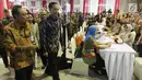 Presiden Jokowi ditemani Dirut PT BTN (Persero) Tbk berkeliling sekitar area pameran perumahan nasional Indonesia Property Expo 2017 di JCC Senayan, Jumat (11/8). Pameran itu sekaligus menyambut perayaan HUT Indonesia ke-72. (Liputan6.com/Angga Yuniar)