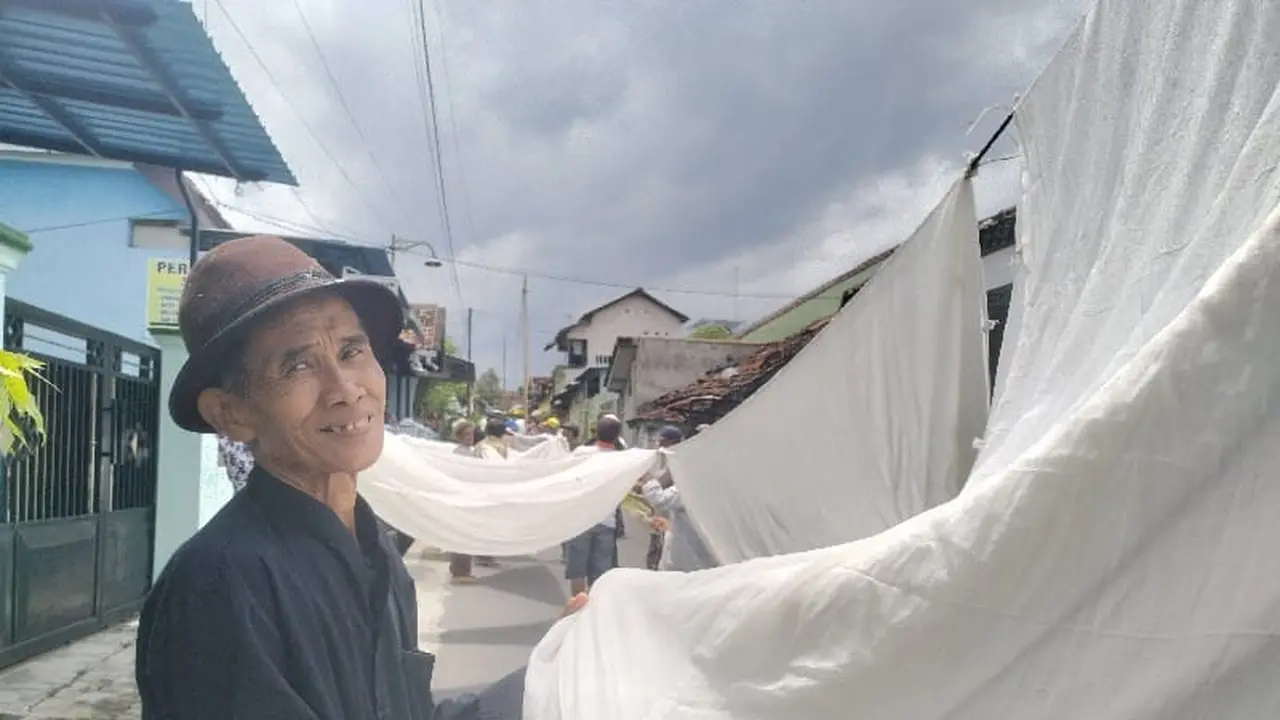 Puluhan warga Lingkungan Cungking, Banyuwangi, menjemur kain lawon setelah sebelumnya di cuci di Sungai Gulung (Hermawan Arifianto/Liputan6.com)