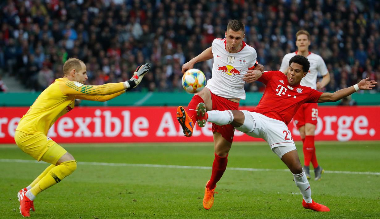 Gelandang Bayern Munchen, Serge Gnabry, berusaha membobol gawang RB Leipzig yang dijaga Peter Gulacsi, pada laga DFB Pokal di Stadion Olympic, Berlin, Sabtu (25/5). Munchen menang 3-0 atas Leipzig. (AFP/Odd Andersen)