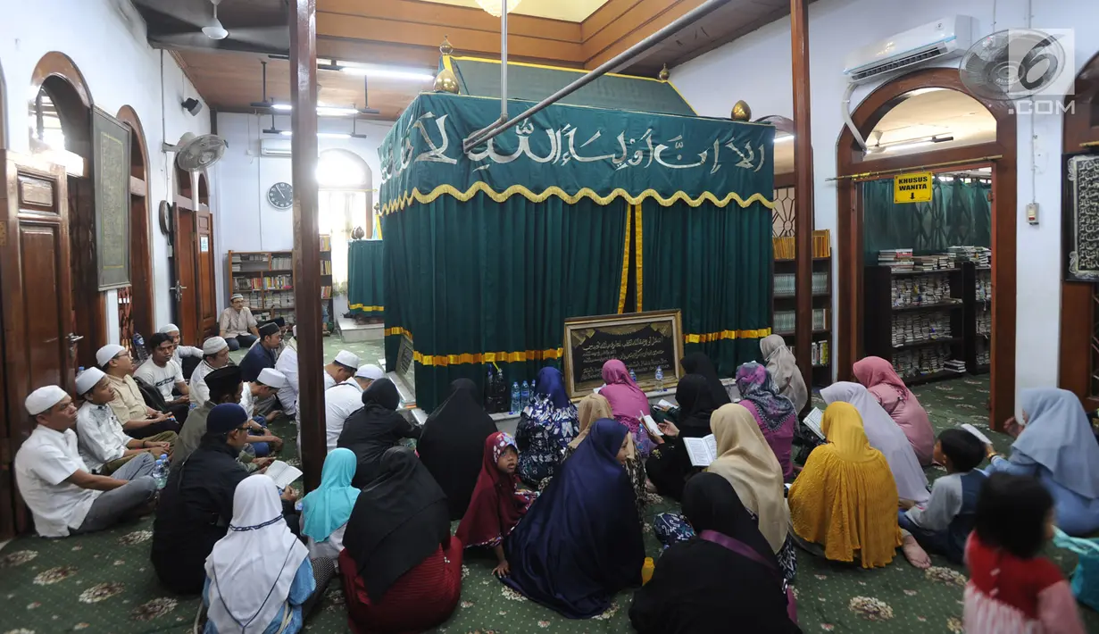 Peziarah berdoa di makam Habib Husein bin Abubakar Alaydrus di dalam Masjid Keramat Luar Batang, Penjaringan, Jakarta, Minggu (1/9/2019). Pada Tahun Baru Islam 1 Muharram 1441 H, Masjid Luar Batang dipadati peziarah dari berbagai kota di pulau Jawa. (merdeka.com/Arie Basuki)