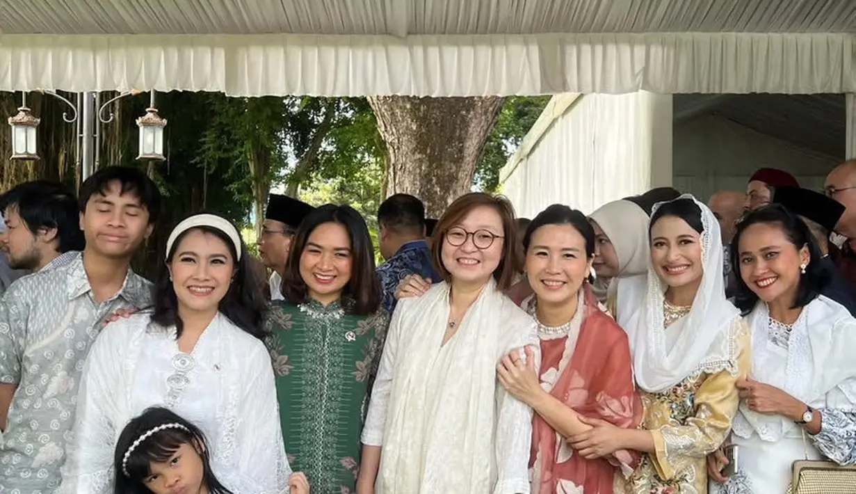 Veronica Tah tampak mengenakan atasan tunik warna terracotta yang dihiasi gambar bunga putih. Serasi dengan kerudung yang ia kenakan. [@veronicatan_official]