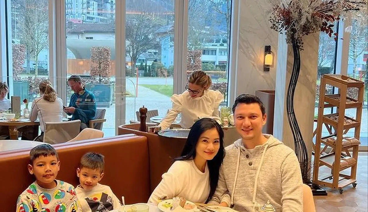 Liburan kali ini juga sekaligus pulang kampung bagi kedua anaknya, Kai dan Juna ke Jerman. "Family holiday😍😍 Juna Kai pulang kampung," tulis pemeran film Jailangkung: Sandekala ini.  [Instagram/titi_kamall]