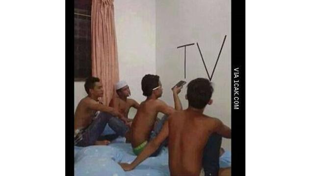 6 Momen Bapak-Bapak Saat Nonton TV Ini Enggak Habis Pikir, Kocak