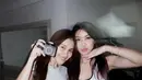 Saat bertemu, keduanya tampil dengan gaya santai. Dan kompak memadukan atasan dengan celana denim. [@ayutingting92]