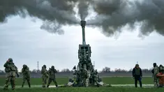 Tentara Ukraina menggempur posisi Rusia menggunakan Howitzer M777 yang dipasok Amerika Serikat (AS) di wilayah Kherson, Ukraina, 9 Januari 2023. Memasuki hari ke-321 peperangan, konflik di antara Rusia dengan Ukraina sampai saat ini terus berlanjut dan belum terlihat akan segera berakhir. (AP Photo/Libkos)