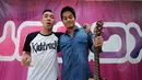 Dibya Dika (kanan) berpose bersama Ikmal Tobing usai beraksi bersama di panggung inBox di Cibinong Square, Bogor, Kamis (29/1/2015). Dibya Dika merupakan pemenang kedua Music Video Contest yang digelar Vidio.com. (Liputan6.com/Helmi Fithriansyah)
