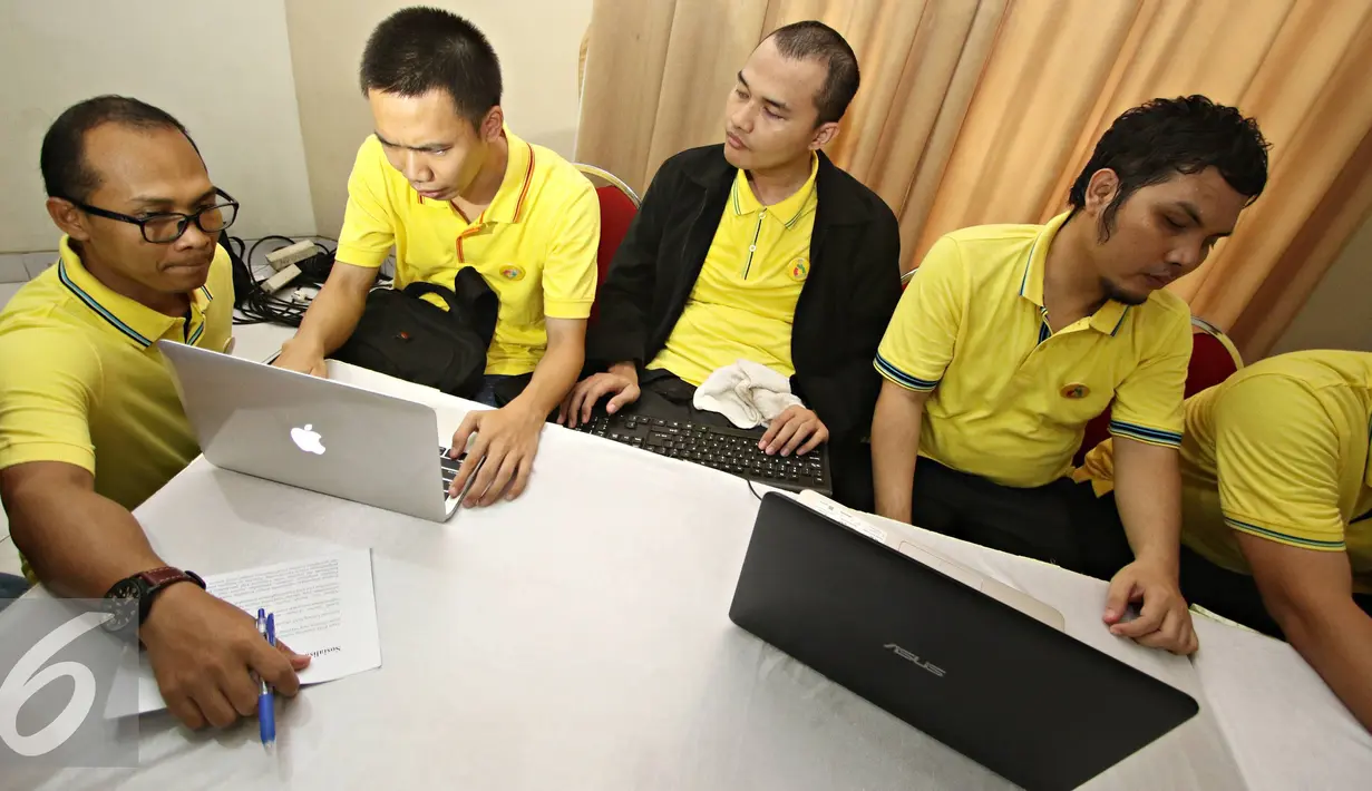 Sejumlah penyandang tunanetra mengakses internet dalam acara Sosialisasi Pelatihan Internet Tunanetra, Jakarta, Selasa (5/4). Diharapkan penyandang disabilitas dapat memperoleh akses terhadap teknologi. (Liputan6.com/Immanuel Antonius)