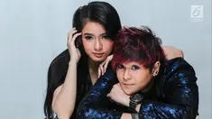 Momen kedekatan musikus Mitha The Virgin bersama DJ Citra Anidya Pratiwi di Jakarta, Selasa (20/3). Mitha dan DJ Citra tergabung dalam Black Champagne. (Liputan6.com/Faizal Fanani)