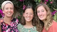 Lucy Dee bersama putrinya Rina dan Maia. Ketiganya tewas akibat serangan penembakan oleh seorang warga Palestina di Tepi Barat pada Jumat (7/4/2023). Rina dan Maia tewas ditempat kejadian, sementara Lucy meninggal pada Senin (10/4). (Dok. Times of israel)
&nbsp;
&nbsp;