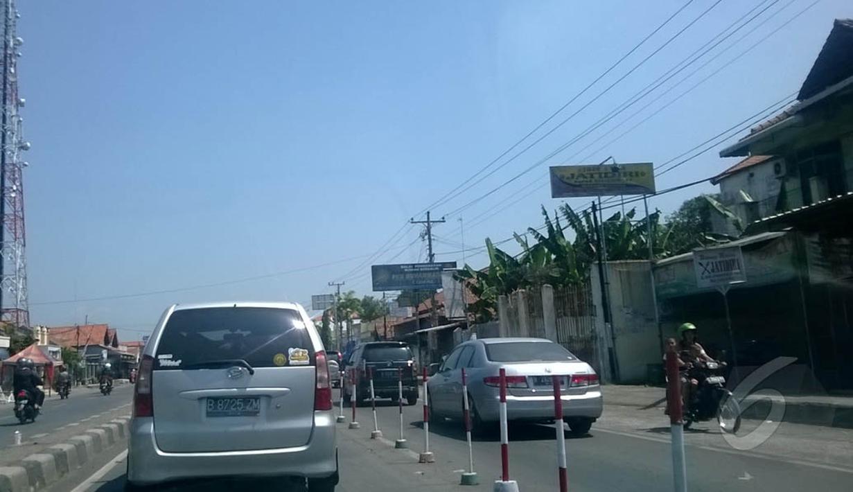 Hanya satu jalur yang dapat digunakan dan diberi pembatas jalan untuk kendaraan yang akan melintasi Jembatan Comal, Jawa Tengah, Jumat (1/8/14). (Liputan6.com/Irna Gustiawati)