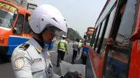 Petugas Suku Dinas Perhubungan Jakarta Pusat menggelar razia angkutan umum di Terminal Senen, Jakarta, Senin (12/10). Razia itu untuk menjaring angkutan umum yang tidak layak operasi.(Antara)