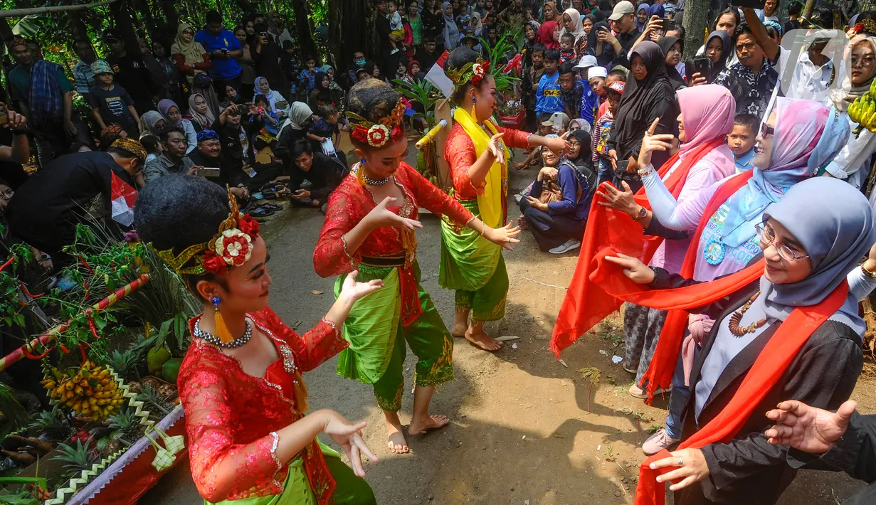 Warga ikut menari saat acara budaya sedekah bumi di Lembur Sawah, Mulyaharja, Bogor, Jawa Barat, Minggu (23/7/2023). (merdeka.com/Arie Basuki)