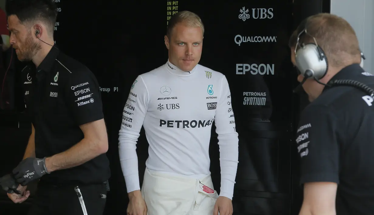 Valtteri Bottas  pebalap Mercedes  membututi rekan setimnya Lewis Hamilton pada urutan ketiga dengan total poin sebanyak 111. Bottas meraih finish pada posisi ketiga di Baku, Azerbaijan.  (AP/Efrem Lukatsky)