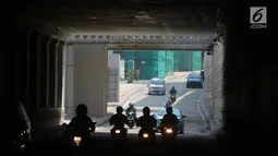 Pengendara menggunakan jalur lintas bawah atau underpass Mampang-Kuningan, Jakarta Selatan, Rabu (11/4). Konstruksi penghubung antara Jalan Mampang Prapatan dan Jalan Rasuna Said tersebut dibangun untuk mengurangi kemacetan. (Merdeka.com/Imam Buhori)