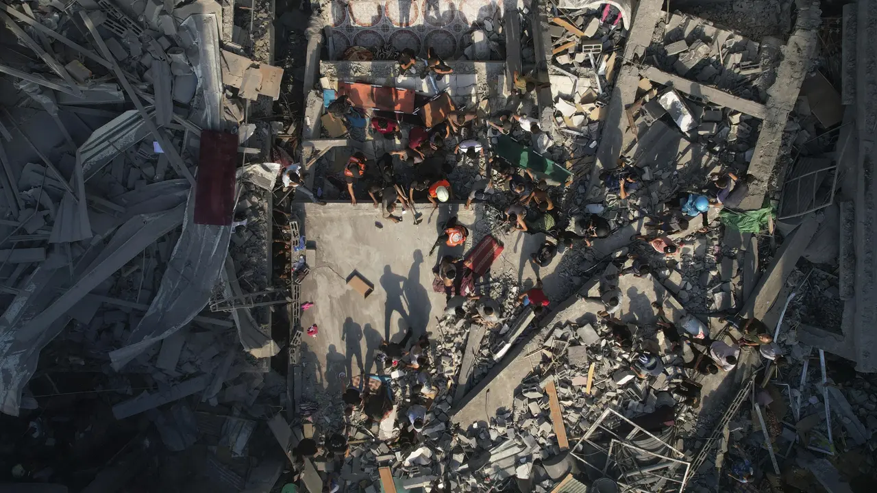 Upaya Penyelamatan Korban di Gaza