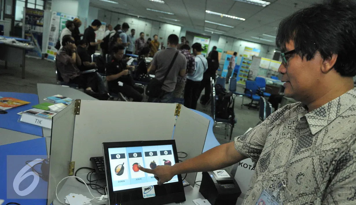 Direktur Pusat Teknologi Informasi dan Komunikasi, Michael A  Purwoadi mensimulasikan teknologi E-Voting di gedung BPPT, Jakarta, Rabu (29/7/2015). E-voting dan KTP el dimanfaatkan untuk mendukung KPU pada pilkada serentak. (Liputan6.com/Herman Zakharia)